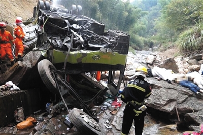 安徽霍山客运大巴坠桥7死31伤 10余路人自发救援