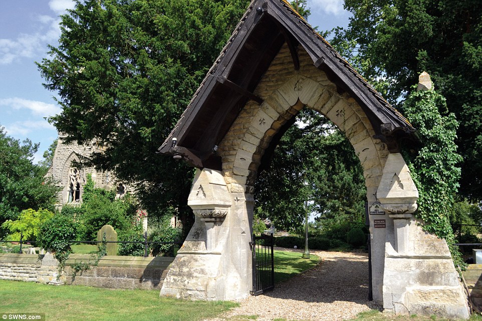 英国旧教堂被改成45万镑豪宅 保留坟墓