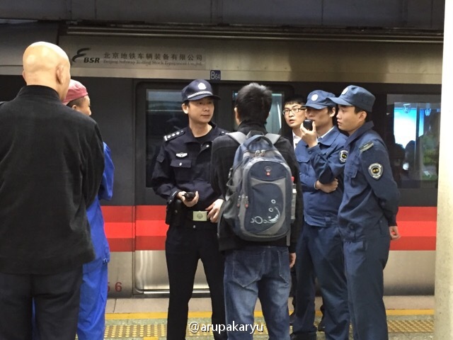 男子向轨道扔纸箱逼停地铁