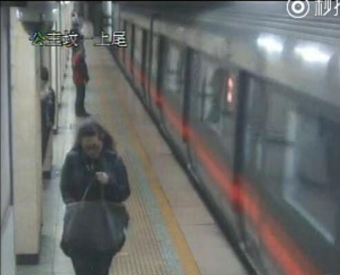 男子向轨道扔纸箱逼停地铁