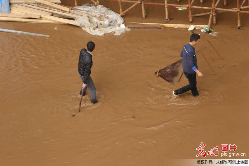 郑州街头水管爆裂喷涌如潮 过往路人赤脚通行