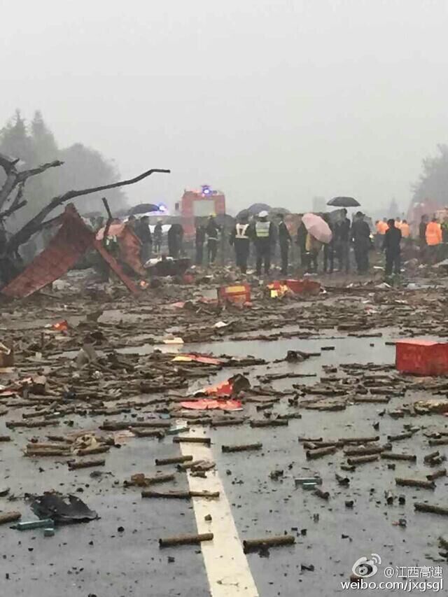 沪昆高速油罐车和烟花车相撞爆炸 现场伤亡惨重