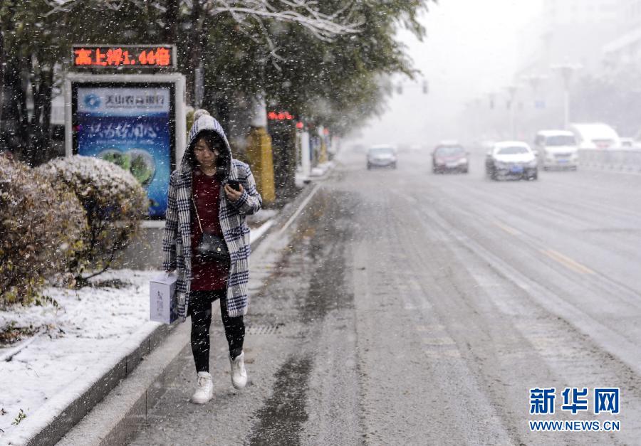 乌鲁木齐迎来雨雪降温天气