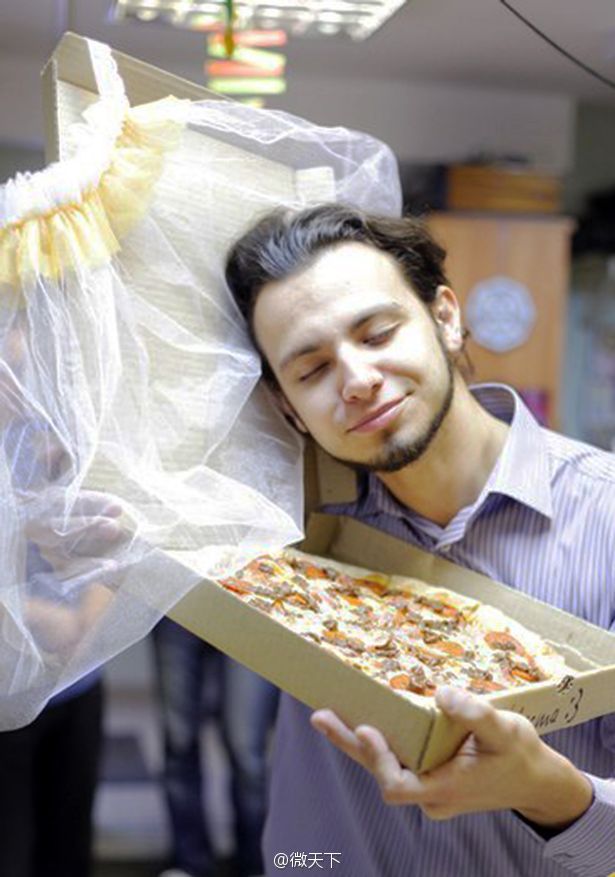 俄罗斯一男子迎娶披萨作为新娘 称绝不会被背叛