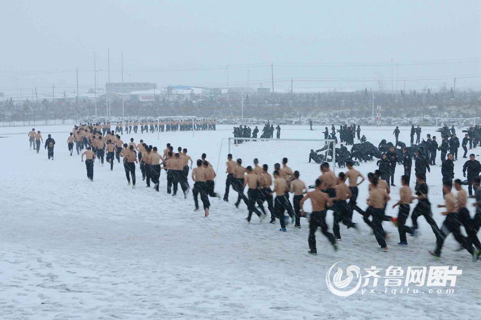 警察赤膊图片