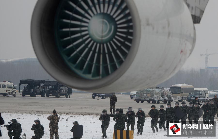 中國國家級反恐力量武警獵鷹突擊隊5分鐘擊斃劫機分子,救出被挾乘客.