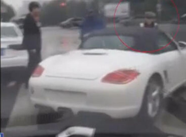 无牌保时捷穿行上海闹市顶交警逃逸