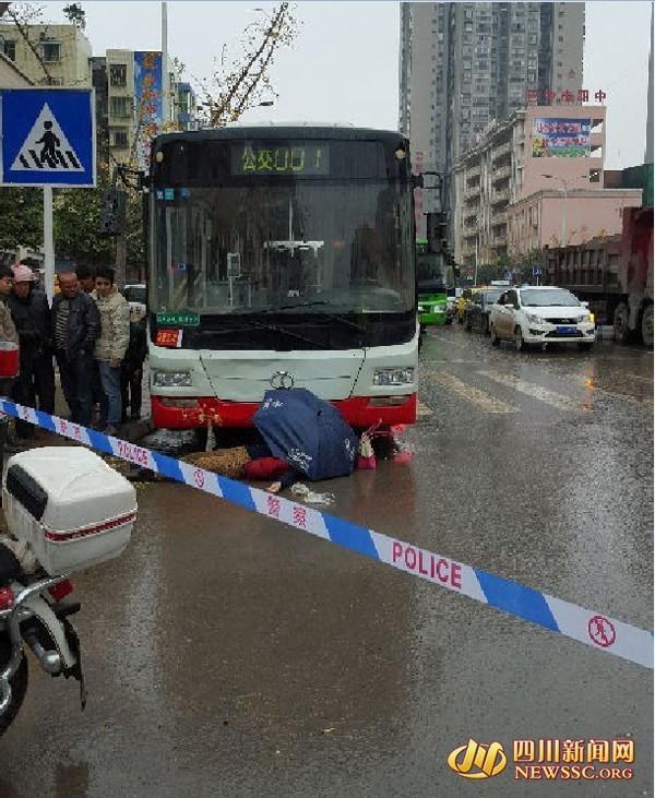 女子被公交车撞死 路人撑伞遮遗体