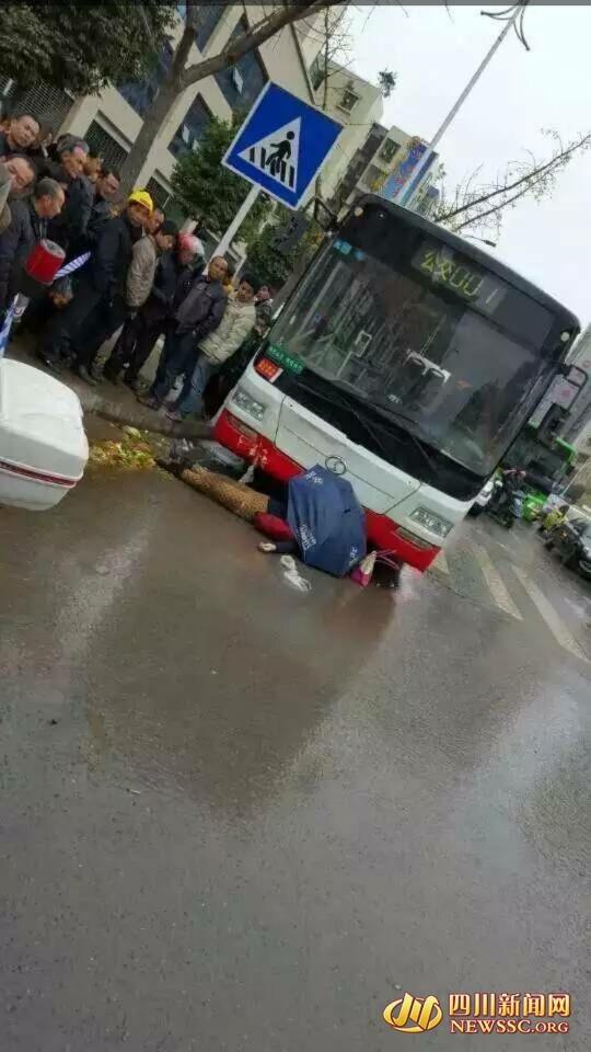 女子被公交车撞死 路人撑伞遮遗体