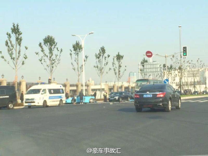 价值400万元法拉利被撞散架 发动机全部报废