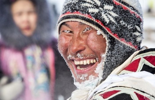 年邁的俄羅斯老人,在冰天雪地中喜笑顏開.