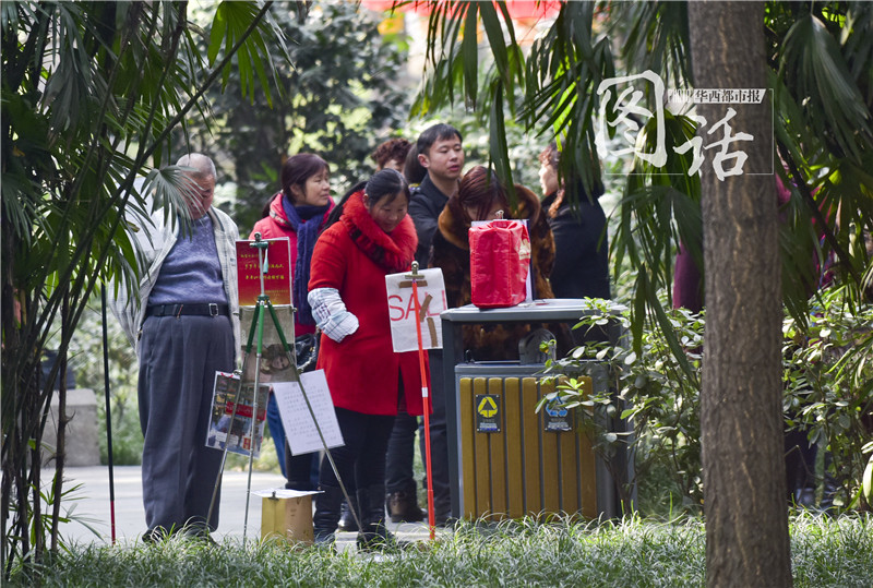 上海熱線新聞頻道——公園相親角熱鬧非凡 雙親舉牌為子女尋緣