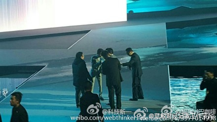 水立方举行手机发布会 董事长不慎落水