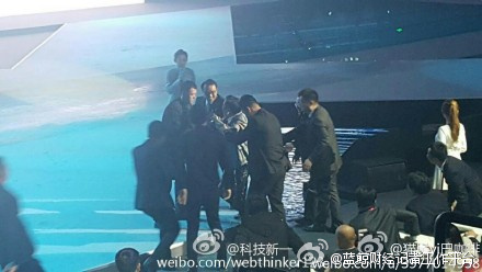 水立方举行手机发布会 董事长不慎落水