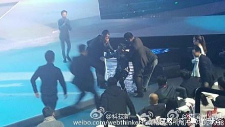 水立方举行手机发布会 董事长不慎落水