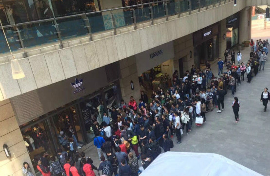 上海2000人为阿迪达斯新款鞋连夜排队 现场混乱