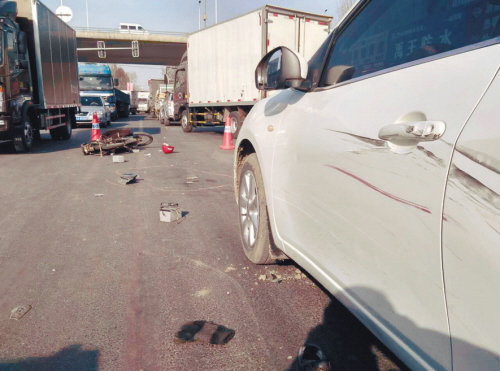 圖為車禍現場,白色轎車被剮,電動自行車被撞