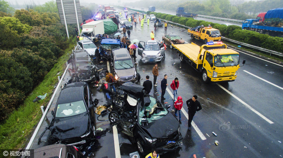 沪蓉高速车祸3死31伤 雨天路滑和团雾是主因