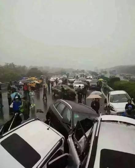 滬蓉高速車禍3死31傷雨天路滑和團霧是主因