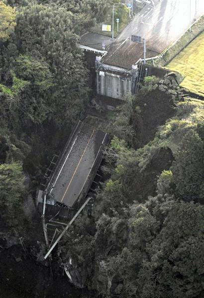 航拍日本九州73级地震山崩地裂