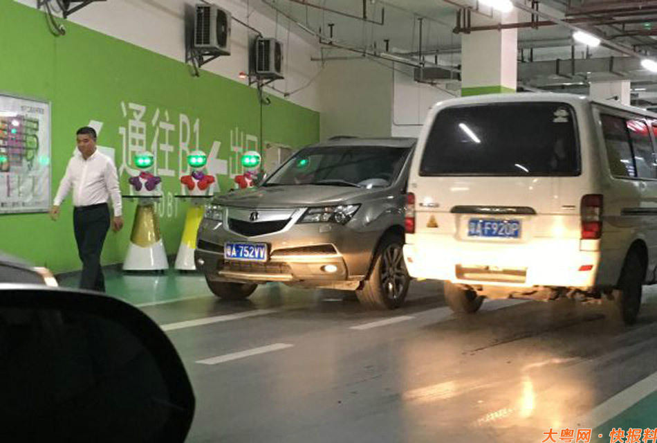 网曝广州土豪带6台女机器人逛街买珠宝喝咖啡