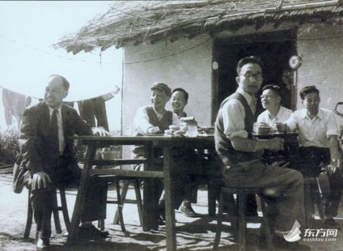 图说：1960年4月，钱学森（左）在上海南汇探空火箭基地发动机实验现场。来源：东方网