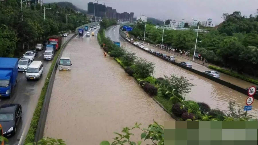 广州现暴雨天气 地铁如"水帘洞 白水村