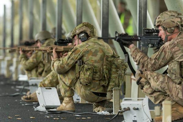 图中为澳大利亚参赛队员,使用澳大利亚仿制奥地利aug步枪研制的f88