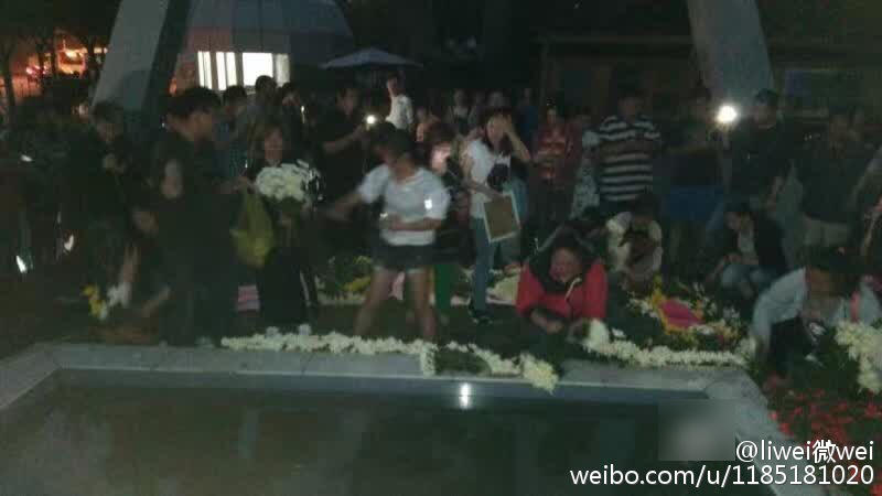 小狗被公园保安驱赶打死 爱狗者祭奠播经文超度