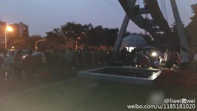 小狗被公园保安驱赶打死 爱狗者祭奠播经文超度