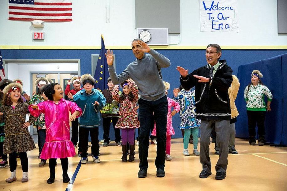 奥巴马在阿拉斯加(alaska)一所学校,与学生一起跳舞