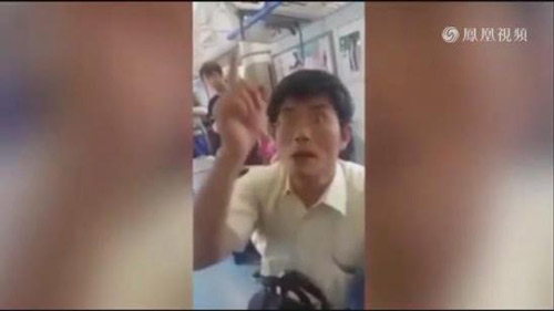 女子玩手机被大叔怒斥