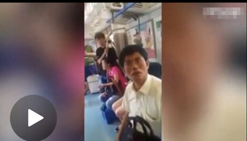 女子玩手机被大叔怒斥
