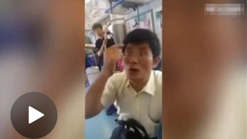 女子玩手机被大叔怒斥