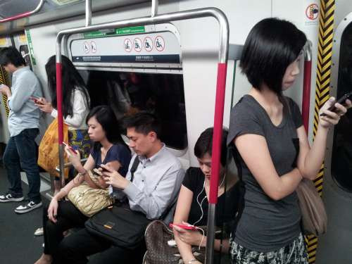 沉默的“屏奴”时代人们都成“低头族”。