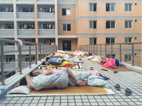 大学生室外“裸睡” 女生害羞不敢看