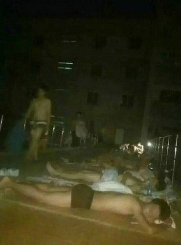 大学生室外“裸睡” 女生害羞不敢看