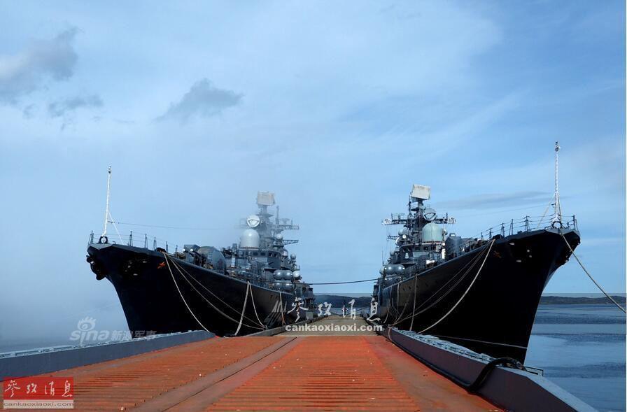 图为停靠在码头的2艘现代级导弹驱逐舰