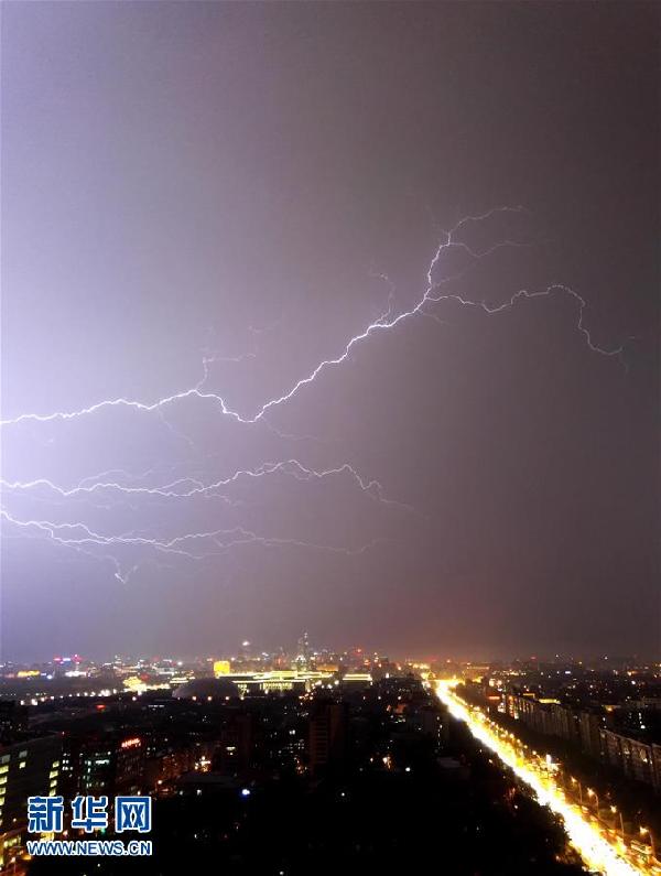 北京遭遇暴雨雷電天氣