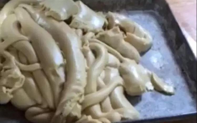 广东月饼黑作坊：咸蛋黄工业盐腌制
