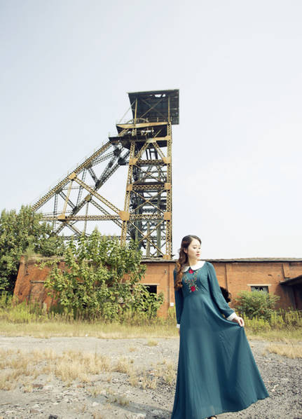 90后美女“副镇长”拍写真为家乡代言