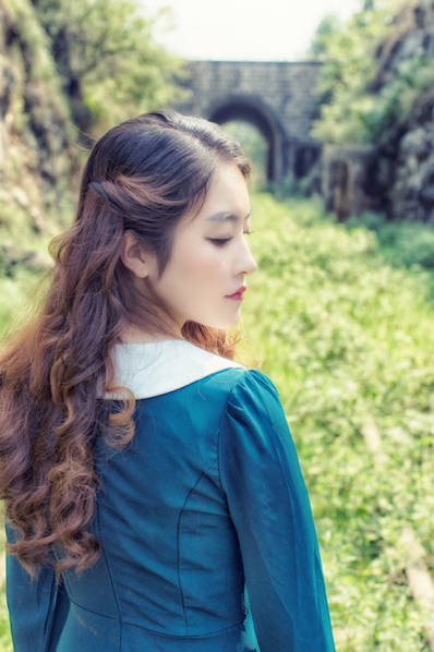 90后美女“副镇长”拍写真为家乡代言