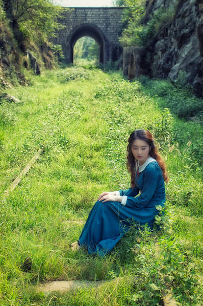90后美女“副镇长”拍写真为家乡代言