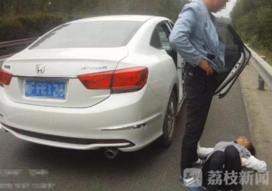夫妻吵架在高速上停车厮打