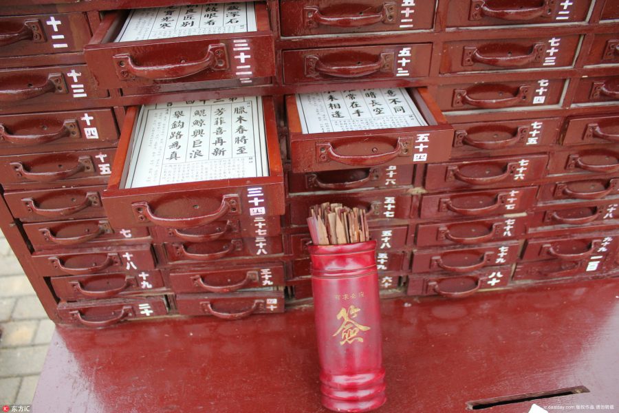 重庆一游乐园现自助式抽签占卦 一元一次受游客欢迎