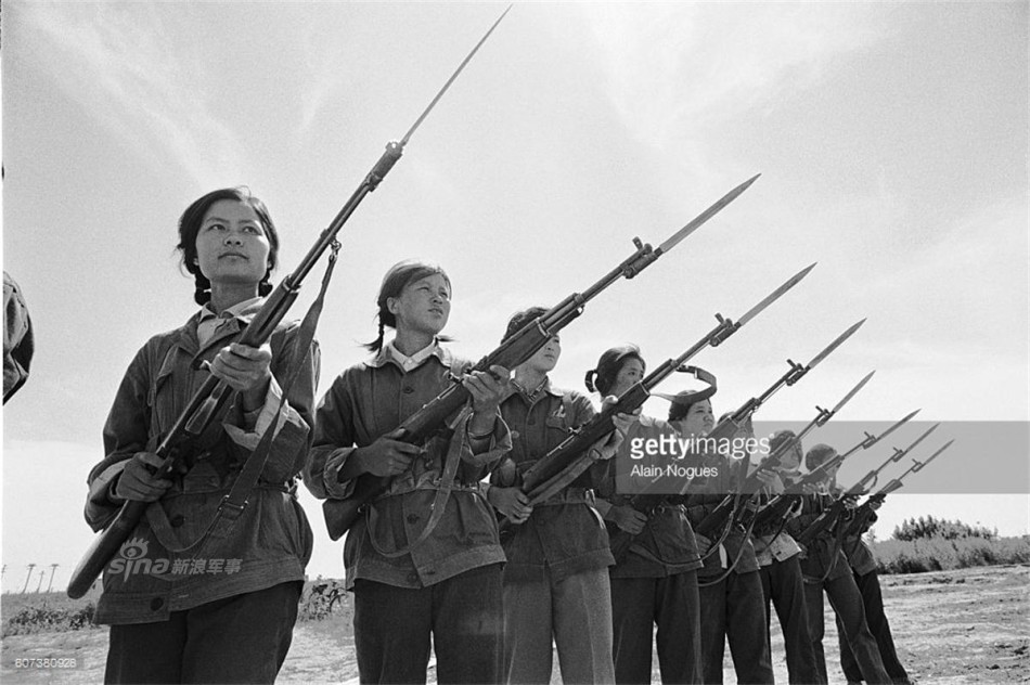 不爱红妆爱武装70年代的中国大庆工人女民兵
