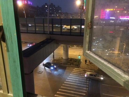 图为附近居民董阿姨扔食的窗口，对面跳台状即小猫被困的高架桥墩。 澎湃新闻记者 周航 图