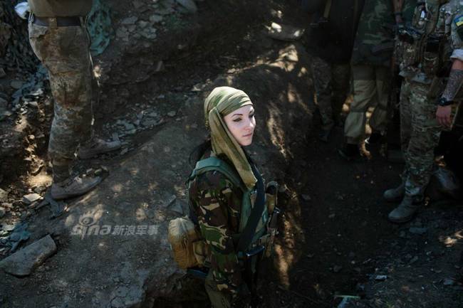 乌克兰已打到这地步大批女兵奋战冲突第一线