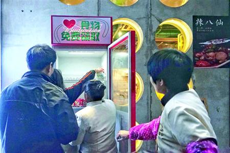 西康路“爱心冰箱”里的食物常常放入后很快就被领完。　晨报记者　朱影影