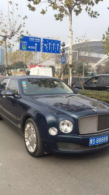 组图：河南车牌88888价值700万大豪车宾利被撞 